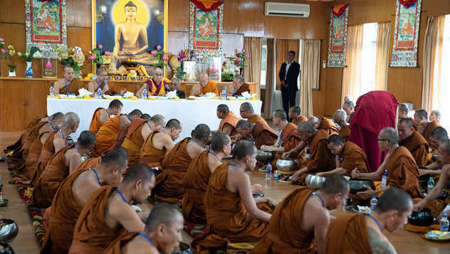 Далай-лама встретился с индийскими и иностранными туристами