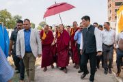 Его Святейшество Далай-лама направляется к месту проведения торжественной церемонии, посвященной 3-й годовщине со дня создания организации «Шри Баладжи». Кангра, штат Химачал-Прадеш, Индия. 2 июня 2018 г. Фото: Тензин Чойджор.