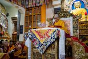 Его Святейшество Далай-лама читает строфы из поэмы Шантидевы «Бодхичарья-аватара» во время первого дня учений для тибетской молодежи. Дхарамсала, Индия. 6 июня 2018 г. Фото: Тензин Пунцок.