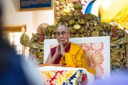 Его Святейшество Далай-лама возносит молитвы в начале первого дня учений для тибетской молодежи. Дхарамсала, Индия. 6 июня 2018 г. Фото: Тензин Пунцок.
