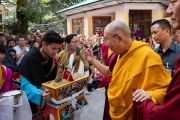 Юные тибетцы подносят традиционное приветствие «чема чангпю» Его Святейшеству Далай-ламе, прибывшему в главный тибетский храм в начале первого дня учений для тибетской молодежи. Дхарамсала, Индия. 6 июня 2018 г. Фото: Тензин Пунцок.