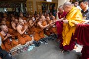 Покидая главный тибетский храм по окончании первого дня учений для тибетской молодежи, Его Святейшество Далай-лама приветствует группу более 200 монахов из Таиланда. Дхарамсала, Индия. 6 июня 2018 г. Фото: Тензин Пунцок.
