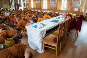Его Святейшество Далай-лама и тайские монахи возносят молитвы по завершении совместного обеда в резиденции Далай-ламы. Дхарамсала, Индия. 9 июня 2018 г. Фото: Тензин Чойджор.
