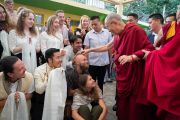 Его Святейшество Далай-лама шутливо приветствует одного из более чем 1200 туристов из разных стран, собравшихся во дворе главного тибетского храма. Дхарамсала, Индия. 9 июня 2018 г. Фото: Тензин Чойджор.