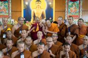 Его Святейшество Далай-лама фотографируется с группами более чем 150 тайских монахов и их меценатов в своей резиденции. Дхарамсала, Индия. 9 июня 2018 г. Фото: Тензин Чойджор.