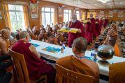 Помощники подают обед Его Святейшеству Далай-ламе и более чем 150 тайским монахам и их меценатам в резиденции Далай-ламы. Дхарамсала, Индия. 9 июня 2018 г. Фото: Тензин Чойджор.