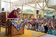 Его Святейшество Далай-лама дарует наставления индийским и иностранным туристам во время встречи в главном тибетском храме. Дхарамсала, Индия. 9 июня 2018 г. Фото: Тензин Чойджор.