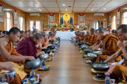 Тайские монахи и их меценаты обедают с Его Святейшеством Далай-ламой. Дхарамсала, Индия. 9 июня 2018 г. Фото: Тензин Чойджор.