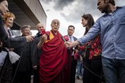 Его Святейшество Далай-лама отвечает на вопросы журналистов, собравшихся в аэропорту Вильнюса. Вильнюс, Литва. 12 июня 2018 г. Фото: Тензин Чойджор.