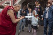 По прибытии в отель Его Святейшество Далай-лама приветствует детей. Вильнюс, Литва. 12 июня 2018 г. Фото: Тензин Чойджор.
