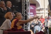 Его Святейшество Далай-лама обращает внимание на одного из слушателей во время публичной лекции в Вильнюсском университете. Вильнюс, Литва. 13 июня 2018 г. Фото: Тензин Чойджор.