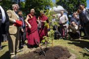 Его Святейшество Далай-лама улыбается, высадив молодое деревце на площади Тибета в знак дружбы между Тибетом и Литвой. Вильнюс, Литва. 13 июня 2018 г. Фото: Тензин Чойджор.