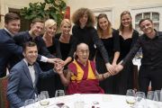 Его Святейшество Далай-лама фотографируется с членами выступавшего во время обеда музыкального ансамбля. Вильнюс, Литва. 14 июня 2018 г. Фото: Тензин Чойджор.