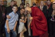 Его Святейшество Далай-лама фотографируется со своими почитателями и членами их семьи, перед тем как покинуть отель в Вильнюсе. Вильнюс, Литва. 15 июня 2018 г. Фото: Тензин Чойджор.