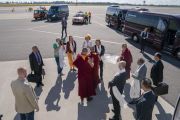 Перед отлетом в Ригу Его Святейшество Далай-лама благодарит организаторов своего визита в Вильнюс. Вильнюс, Литва. 15 июня 2018 г. Фото: Тензин Чойджор.