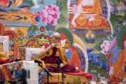 Его Святейшество Далай-лама пьет горячую воду во время первого дня учений для стран Балтии и России. Рига, Латвия. 16 июня 2018 г. Фото: Тензин Чойджор.