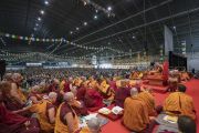 Его Святейшество Далай-лама во время первого дня учений для стран Балтии и России, на которые собралось более 4000 верующих. Рига, Латвия. 16 июня 2018 г. Фото: Тензин Чойджор.