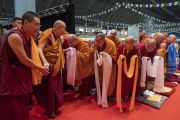Монахи и монахини почтительно кланяются Его Святейшеству Далай-ламе, прибывающему на сцену зала «Сконто». Рига, Латвия. 16 июня 2018 г. Фото: Тензин Чойджор.