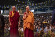 Поднявшись на сцену зала «Сконто», Его Святейшество Далай-лама молится у изображения Будды. Рига, Латвия. 17 июня 2018 г. Фото: Тензин Чойджор.