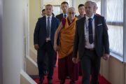 После обеда в зале «Сконто» Его Святейшество Далай-лама направляется на встречу с членами тибетского сообщества. Рига, Латвия. 17 июня 2018 г. Фото: Тензин Чойджор.