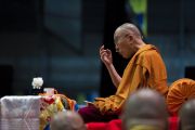 Его Святейшество Далай-лама разъясняет суть текстов во время второго дня учений для стран Балтии и России. Рига, Латвия. 17 июня 2018 г. Фото: Тензин Чойджор.