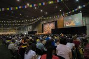 Верующие смотрят трансляцию учений Его Святейшества Далай-ламы на больших экранах в зале «Сконто». Рига, Латвия. 17 июня 2018 г. Фото: Тензин Чойджор.