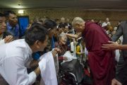 Его Святейшество Далай-лама утешает пожилую женщину во время встречи с тибетцами из России, Польши, Швеции и Великобритании. Рига, Латвия. 17 июня 2018 г. Фото: Тензин Чойджор.