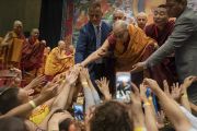 По завершении второго дня трехдневных учений для стран Балтии и России Его Святейшество Далай-лама пожимает руки верующим. Рига, Латвия. 17 июня 2018 г. Фото: Тензин Чойджор.