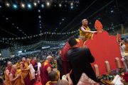 Его Святейшество Далай-лама выражает почтение у изображения Будды перед тем, как занять свое место на троне. Рига, Латвия. 18 июня 2018 г. Фото: Тензин Чойджор.