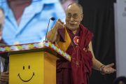 Его Святейшество Далай-лама делает шутливый жест, выступая с обращением во время церемонии запуска учебной программы «Счастье» для школ Дели. Нью-Дели, Индия. Фото: Тензин Чойджор.