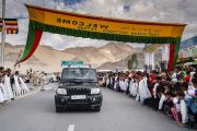 Верующие выстроились вдоль дороги, чтобы поприветствовать Его Святейшество Далай-ламу, направляющегося из аэропорта в свою резиденцию. Ле, Ладак, штат Джамму и Кашмир, Индия. 3 июля 2018 г. Фото: Тензин Чойджор.