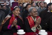 Верующие в традиционных одеяниях слушают наставления Его Святейшества Далай-ламы в храме Джокханг. Ле, Ладак, штат Джамму и Кашмир, Индия. 4 июля 2018 г. Фото: Тензин Чойджор.