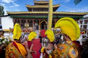 Монахи, играющие на ритуальных инструментах, провожают Его Святейшество Далай-ламу к храму Джокханг. Ле, Ладак, штат Джамму и Кашмир, Индия. 4 июля 2018 г. Фото: Тензин Чойджор.