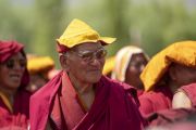 Монахи смотрят выступления артистов во время торжеств, организованных по случаю 83-летия Его Святейшества Далай-ламы. Ле, Ладак, штат Джамму и Кашмир, Индия. 6 июля 2018 г. Фото: Тензин Чойджор.