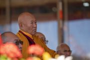 Дрикунг Чецанг Ринпоче слушает обращение Его Святейшества Далай-ламы. Ле, Ладак, штат Джамму и Кашмир, Индия. 6 июля 2018 г. Фото: Тензин Чойджор.